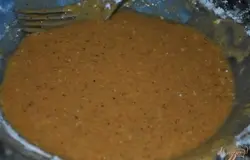 Сделать кляр: взбить яйцо с мукой и специями