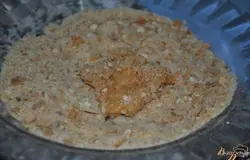 Обвалять мясо в кляре, потом в панировочных сухарях