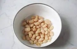 Вареную или консервированную фасоль кладем в миску.