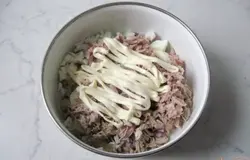 Салат солим и перчим по вкусу. Заправляем майонезом. Можно майонезом со сметаной,  будет менее жирно.