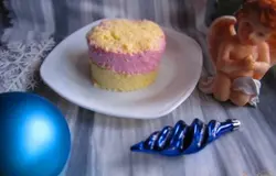В форму для салатов выложим сначала слой каши, потом творог и снова кашу. Кашу утрамбовать ложкой.