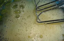 Яйцо взбить с сахаром и солью,