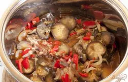 Затем разложить в горячие стерильные банки и укупорить горячими крышками.