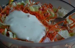 Заправить соусом айоли или майонезом. Посолить и поперчить по вкусу.