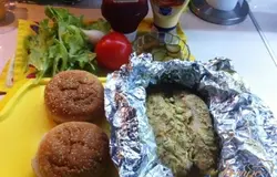 Подготовим продукты для большого чизбургера. Помоем овощи, почистим лук.