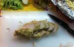Порежем пластинами куриную пастрому, приготовленную по рецептуhttp://vpuzo.com/myaso/ptica/22240-kurinaya-pastroma-v-olivkovom-masle.html