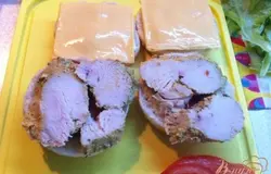 На половинку с кетчупом выкладываем кусочки куриной пастромы, на другую пластинки сыра.