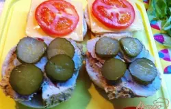 На курицу кладем кружочки маринованных огурчиков по рецепту http://vpuzo.com/konservaciya/19666-ogurcy-v-gorchichnom-marinade.html