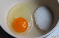 Яйцо смешиваем с четвертью стакана сахара.
