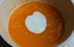 Добавляем натуральный йогурт или кефир.