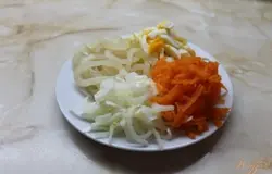 Нарезку делаем таким образом: кальмар нарезаем кольцами, куриные яйца крупной соломкой,морковь отварную натрем на крупную терку, лук тем временем уже замариновался.