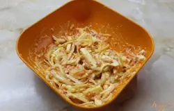 соединяем все ингредиенты с аджикой и майонезом. Солим,перчим по вкусу.