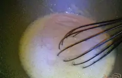 Если яйца крупные достаточно будет одного, если мелкие, то взять два. Взбить их с сахаром в пену. Добавить густую домашнюю ряженку, растопленную растительно-сливочную смесь.