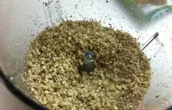 Необходимо измельчим грецкие орехи, это можно сделать, пропустив их через мясорубку или перемолов в блендере.