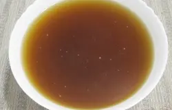 Залить чуть теплой водой и добавить сок. Перемешать хорошо.
