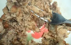 Рыбные консервы размять вилкой, удалить крупные кости.
