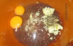 Печень нужно помыть и  пропустить через мясорубку. Лук очистить и помыть. Его можно также пропустить через мясорубку или измельчить и так добавить. Добавляем яйца, соль, перец и все хорошо перемешиваем.