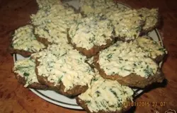 Готово! Теперь нужно все печёночные оладьи смазать начинкой. Закуска готова.