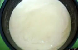 К желткам подсыпаете дождиком просеянную дважды муку и добавляйте небольшими порциями взбитые белки. Перемешивайте путём складывания снизу вверх, другой рукой вращайте по кругу.