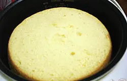 В тесто можно добавить по вкусу ванилин.Аккуратно тесто перелейте в чашу мультиварки, смазанной маслом. Выпекайте при температуре 200* в течении 50 минут. У меня мощность мультиварки 940 W.Готовность проверяйте палочкой. Если нею проткнуть бисквит и вынуть, а онаокажется сухая,бисквит готов. Минут 5 не беспокойте его.