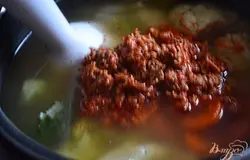 Выложить сожержимое банки в кастрюлю с овощами и взбить погружным блендером.Извиняюсь за фото )