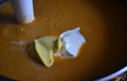 Заправить сметаной с горчицей, соль и специи по вкусу.