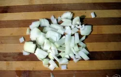 Лук мелко нарезаем и отправляем к картофелю.