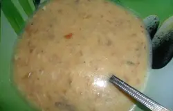 Консервы добавить в яйца  и перемешать.