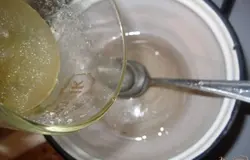 В кастрюльку нальем воду, добавим сахар и варим на медленном огне до полного растворения сахара, при этом,постоянно помешивать сахарный сироп. Когда немного остынет, добавьте желатин, перемешайте и варите на медленном огне, еще минуты две.