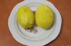 Отваренный картофель остудить и очистить.