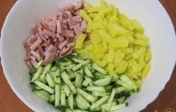 Соединить все нарезанные продукты.