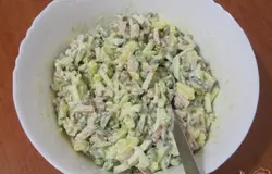 Заправить майонезом и опять перемешать.