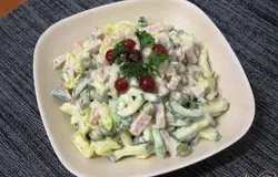 Готово! Перед подачей украсить салат по вкусу. Приятного аппетита!