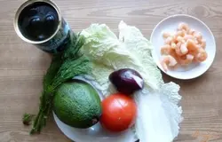 Подготовим продукты для салата.