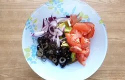 Режем лук,маслины,помидоры.