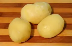 Картофель варим и чистим.