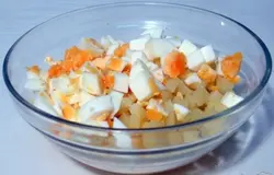 Картофель и яйца нарезаем кубиками.