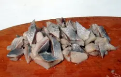 Сельдь филируем и нарезаем мелкими кусочками и вводим в салат.