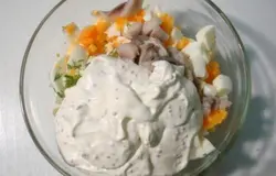 Салат заправляем соусом.