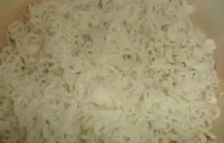 Вермишель быстрого приготовления " Мивина " поламать и залить крутыми кипятком накрыть крышкой и дать настоятся 10 минут, добавлять вкусовую приправу или нет это решайте сами, я не добавляю. Затем воду с вермишели слить.
