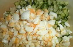 Колбасу нарезать мелкими кубиками,  яйца отварить в крутую  почистить и мелко порезать,лук мелко порезать, свежий огурец так же мелко порезать.