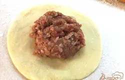 Кладем в середну фарш, я всегда кладу много, не жалея, чтобы было меньше теста, а больше мяса))