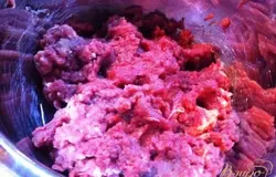 Измельчаем мясо на мясорубке - говядину, свинину и курятину.