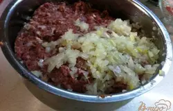 Теперь добавляем лук и еще раз перемешиваем, даем фаршу пропиться около 20 минут.