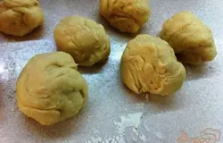Из теста делаем вот такие колобки.