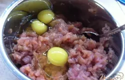 Теперь добавляем яйца и перемешиваем
