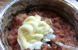 Затем добавляем сметану и майонез и также перемешиваем.