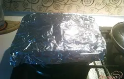 Закрываем фольгой и ставим в разогретый до 170 градусов духовой шкаф на 30 минут.