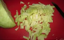 Капусту нашинковать.