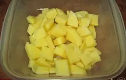 Почистить картофель и порезать кубиками.